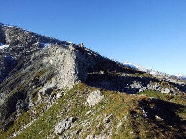 Taş ve kayalardan Fisetengrat, Chamerstock ve alanı - Uri Kanton ve: Glarus, Switzerland doruklarına