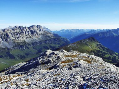 Taş ve kayalardan Fisetengrat, Chamerstock ve alanı - Uri Kanton ve: Glarus, Switzerland doruklarına