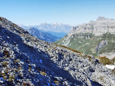 Taş ve kayalardan Fisetengrat, Chamerstock ve alanı - Uri Kanton ve: Glarus, Switzerland doruklarına