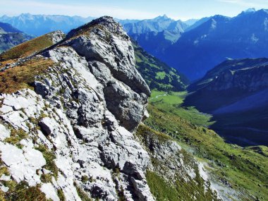 Taş ve kayalardan Fisetengrat, Chamerstock ve alanı - Uri Kanton ve: Glarus, Switzerland doruklarına