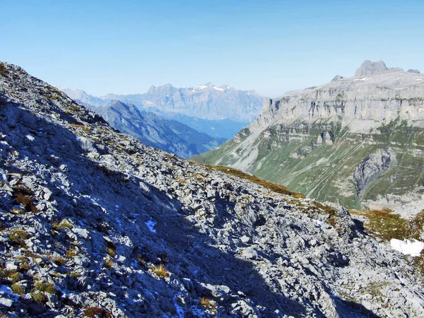Taş ve kayalardan Fisetengrat, Chamerstock ve alanı - Uri Kanton ve: Glarus, Switzerland doruklarına