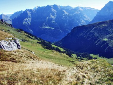 Fisetengrat ve Chamerstock - Uri Kanton ve: Glarus, Switzerland alp tepeler üzerinde alp otlaklar