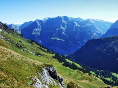 Fisetengrat ve Chamerstock - Uri Kanton ve: Glarus, Switzerland alp tepeler üzerinde alp otlaklar