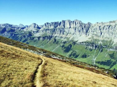 Fisetengrat ve Chamerstock - Uri Kanton ve: Glarus, Switzerland alp tepeler üzerinde alp otlaklar