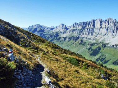 Fisetengrat ve Chamerstock - Uri Kanton ve: Glarus, Switzerland alp tepeler üzerinde alp otlaklar
