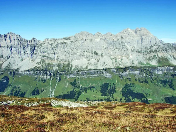 来自阿尔卑斯山山峰 Fisetengrat Chamerstock 的全景 瑞士乌里和格拉鲁斯的州 — 图库照片