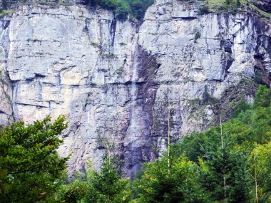 Alp Gölü Klontalersee - Canton Glarus, İsviçre üzerinden mevsimlik şelaleler