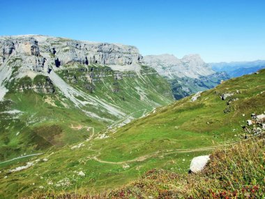 Road dağ geçidi Klausenpass - Uri, İsviçre