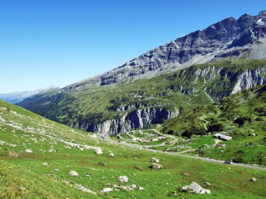 Road dağ geçidi Klausenpass - Uri, İsviçre
