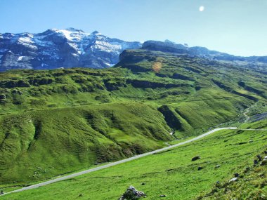 Road dağ geçidi Klausenpass - Uri, İsviçre