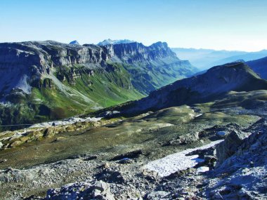 Kayalar ve üst Clariden ve alp Vadisi Urner Boden - Canton Uri, İsviçre altında taşlar