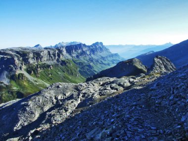 Kayalar ve üst Clariden ve alp Vadisi Urner Boden - Canton Uri, İsviçre altında taşlar