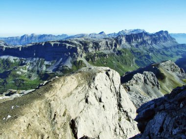 Kayalar ve üst Clariden ve alp Vadisi Urner Boden - Canton Uri, İsviçre altında taşlar