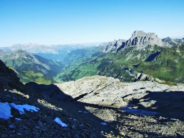 Alp Vadisi ile ekolojik Schachental - Uri, İsviçre ovalar.