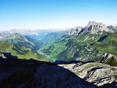 Alp Vadisi ile ekolojik Schachental - Uri, İsviçre ovalar.