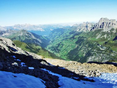 Alp Vadisi ile ekolojik Schachental - Uri, İsviçre ovalar.