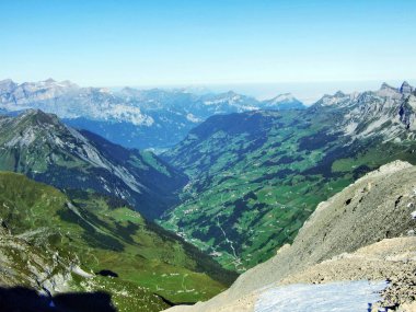 Alp Vadisi ile ekolojik Schachental - Uri, İsviçre ovalar.