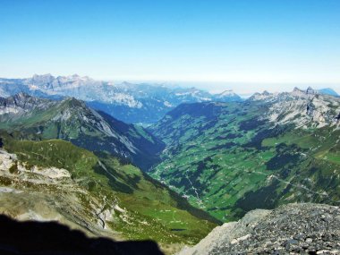 Alp Vadisi ile ekolojik Schachental - Uri, İsviçre ovalar.