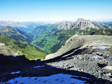 Alp Vadisi ile ekolojik Schachental - Uri, İsviçre ovalar.