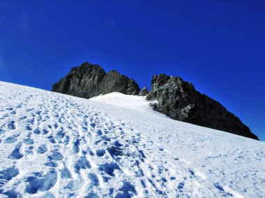 Kayalık dağ tepe çevreleyen buzullar - Uri Canton, Amerika Birleşik Devletleri üzerinden ortaya çıkan Chammliberg,