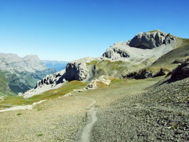 Kayalar ve üst Clariden ve alp Vadisi Urner Boden - Canton Uri, İsviçre altında taşlar