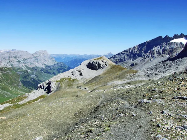 Kayalar ve üst Clariden ve alp Vadisi Urner Boden - Canton Uri, İsviçre altında taşlar