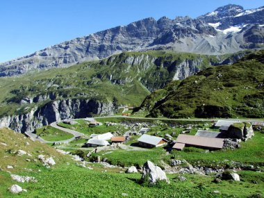 Ahır ve sığır çiftlikleri mera Urner Boden Vadisi - Canton Uri, İsviçre