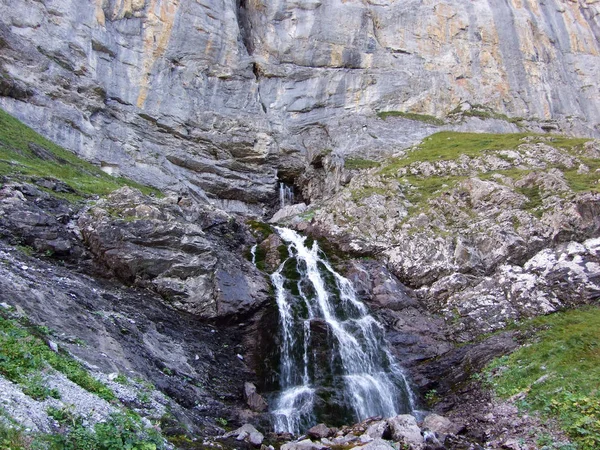 Vodopády Kaskády Alpském Údolí Urner Boden Kanton Uri Švýcarsko — Stock fotografie