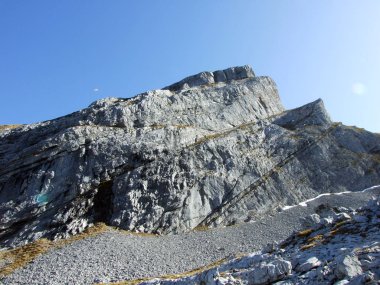 Kayalık tepe Brisi Churfirsten dağ silsilesi - Canton St. Gallen, İsviçre
