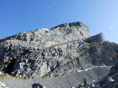 Kayalık tepe Brisi Churfirsten dağ silsilesi - Canton St. Gallen, İsviçre