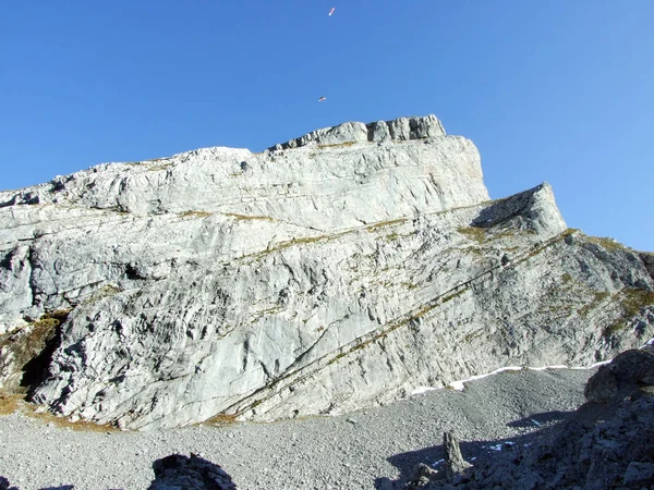 岩が多い峰 Churfirsten ザンクト ガレンのカントン スイス連邦共和国の Brisi — ストック写真