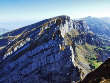Kayalık tepe Brisi Churfirsten dağ silsilesi - Canton St. Gallen, İsviçre