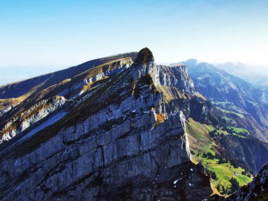 Kayalık tepe Brisi Churfirsten dağ silsilesi - Canton St. Gallen, İsviçre