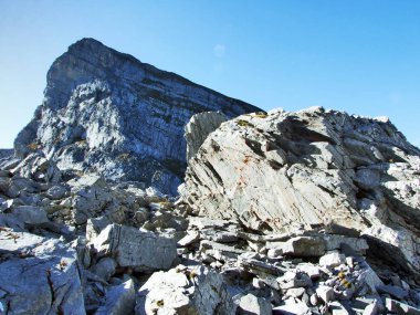 Kayalık tepe Frumsel Churfirsten dağ silsilesi - Canton St. Gallen, İsviçre