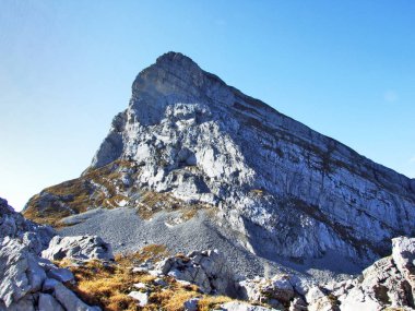 Kayalık tepe Frumsel Churfirsten dağ silsilesi - Canton St. Gallen, İsviçre