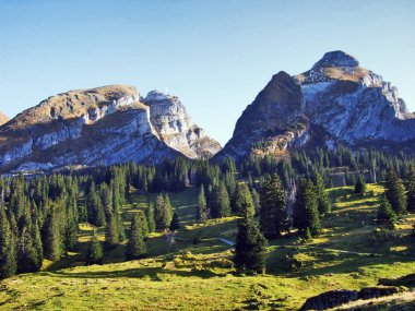Dağ doruklarına Schibenstoll ve Zuestoll Churfirsten dağ zinciri - kantonları St. Gallen, İsviçre'de görüntülemek