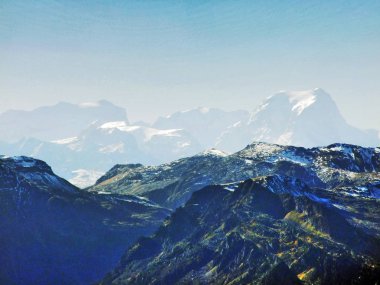 Churfirsten dağ zinciri - Canton St. Gallen, İsviçre Brisi tepesinden nefes kesen manzarası