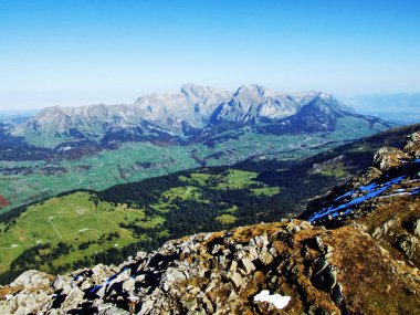 Churfirsten dağ zinciri - Canton St. Gallen, İsviçre Brisi tepesinden nefes kesen manzarası