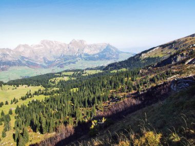 Churfirsten dağ zinciri - Canton St. Gallen, İsviçre Brisi tepesinden nefes kesen manzarası