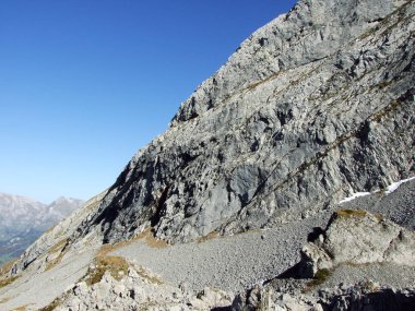 Kayalar ve taşlar Brisi tepesinden ve kayalık vadi Frumseltal - Canton St. Gallen, İsviçre tarafından