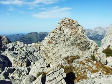 Kayalar ve taşlar Brisi tepesinden ve kayalık vadi Frumseltal - Canton St. Gallen, İsviçre tarafından