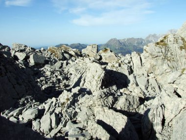 Kayalar ve taşlar Brisi tepesinden ve kayalık vadi Frumseltal - Canton St. Gallen, İsviçre tarafından