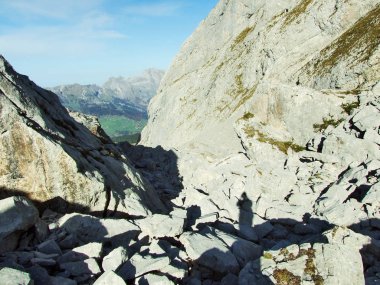 Kayalar ve taşlar Brisi tepesinden ve kayalık vadi Frumseltal - Canton St. Gallen, İsviçre tarafından