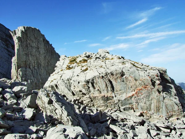 Kayalar ve taşlar Brisi tepesinden ve kayalık vadi Frumseltal - Canton St. Gallen, İsviçre tarafından