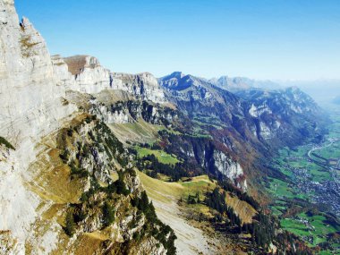 Kayalık alp dağ silsilesi Churfirsten Toggenburg bölge ve göl Walensee - Canton St. Gallen, İsviçre arasında yer alan dağ,