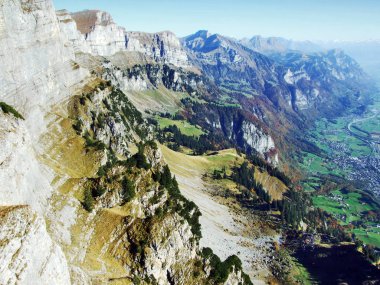 Kayalık alp dağ silsilesi Churfirsten Toggenburg bölge ve göl Walensee - Canton St. Gallen, İsviçre arasında yer alan dağ,