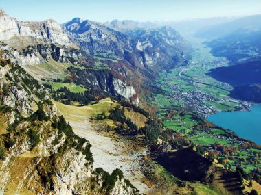 Kayalık alp dağ silsilesi Churfirsten Toggenburg bölge ve göl Walensee - Canton St. Gallen, İsviçre arasında yer alan dağ,