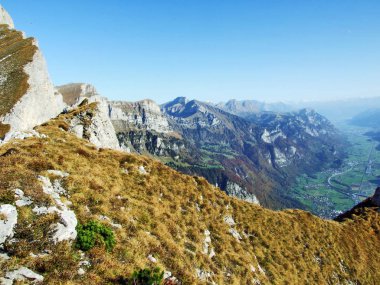 Kayalık alp dağ silsilesi Churfirsten Toggenburg bölge ve göl Walensee - Canton St. Gallen, İsviçre arasında yer alan dağ,
