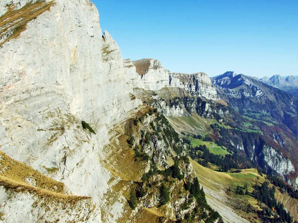 Kayalık alp dağ silsilesi Churfirsten Toggenburg bölge ve göl Walensee - Canton St. Gallen, İsviçre arasında yer alan dağ,