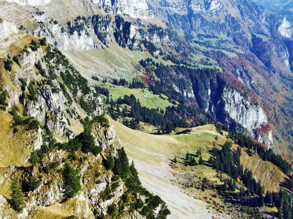 ロッキー アルペン山脈 Churfirsten 山範囲 トッゲンブルグ地域および湖 Walensee ザンクト ガレンのカントン スイス連邦共和国の間にあります — ストック写真